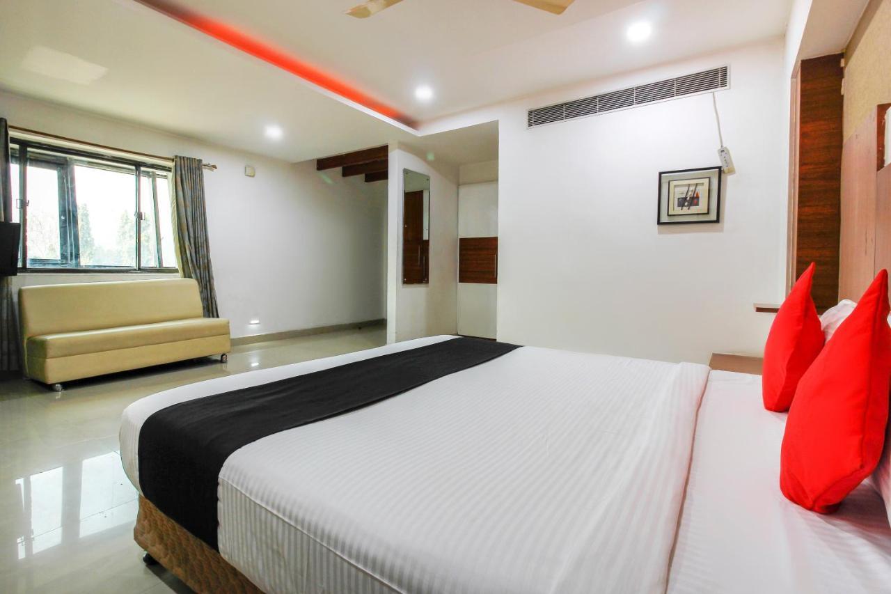 Capital O 66968 Haveli The Landmark Hotel Warangal Buitenkant foto